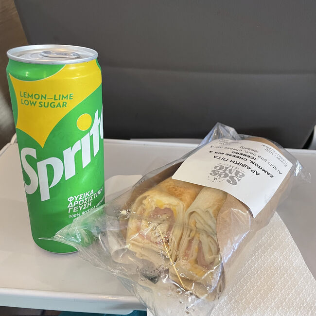 船は10分ほど遅れて到着しました。<br />チケットは発券する必要はなく、電子チケットで乗船できました。<br />座席はアテネからミコノスへ来た時のフェリーと違い、高速船は指定席だったので快適でした。<br />船内には売店があったので、ハムチーズピタサンドで軽めのお昼ご飯にします。