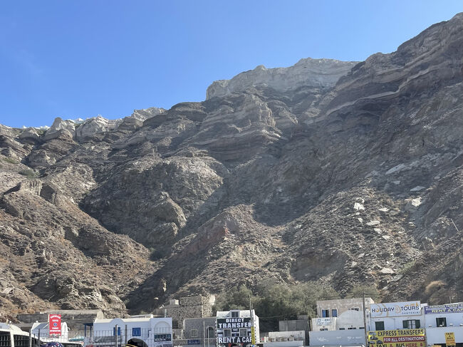 2時間の船旅を終えて15時頃念願のサントリーニ島に到着しました。<br />今回の旅のメインで憧れの島だったので、ワクワクが止まりません！<br />ゴツゴツした岩肌の上に街が見えて、まさに天空の城！不思議な感覚です。<br />ホテルの送迎を予約していたのでドライバーさんを探します。