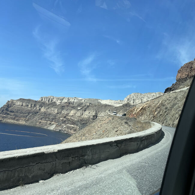 無事ドライバーさんと合流し、専用車でホテルへ向かいます。<br />いろは坂みたいに曲がりくねった道をビュンビュン飛ばして走るのでヒヤヒヤしました笑