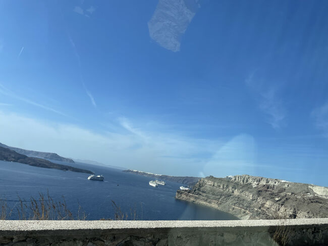 あっという間に船があんなに小さくなりました。<br /><br />ホテルのあるイアの街の中心部は若干渋滞していました。<br />するとそこまで無口だったドライバーさんがもうすぐ着くから安心して、と言ってくれて、なぜか忠犬ハチ公の話を始めました。<br />犬を飼っているらしく、忠犬ハチ公に会いに渋谷に行きたいということでした。<br />運転は荒めでしたが日本の話題で和ませてくれた心優しきドライバーさんでした。