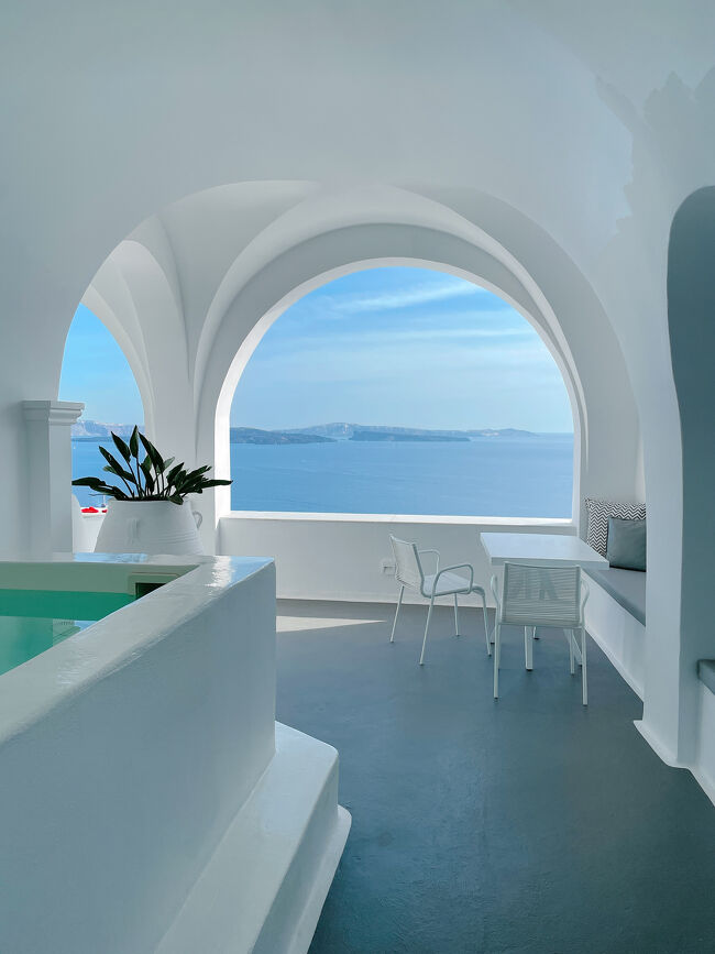 そしてついにホテルに到着。<br />サントリーニ島に行くならと奮発して1泊1人7万超え(！)のカティキエス　サントリーニを予約していたのでした。<br />ロビーに入るとウエルカムドリンクで出迎えてくれて、一気に高級な気持ちになりました笑<br /><br />お部屋はプール付きでテラスからの眺めも最高でした。