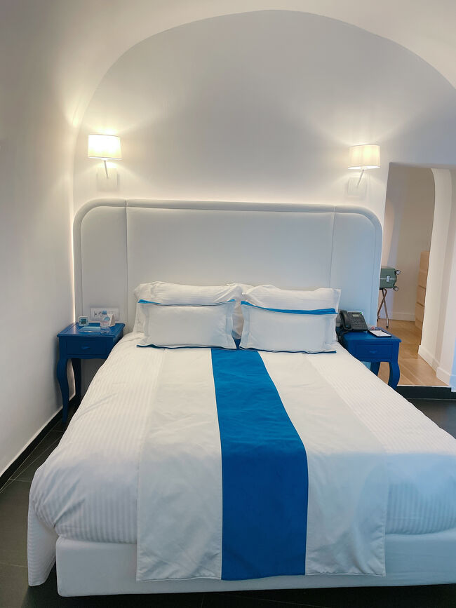 洞窟のような部屋の中もサントリーニらしく青と白のインテリアで統一されていました。