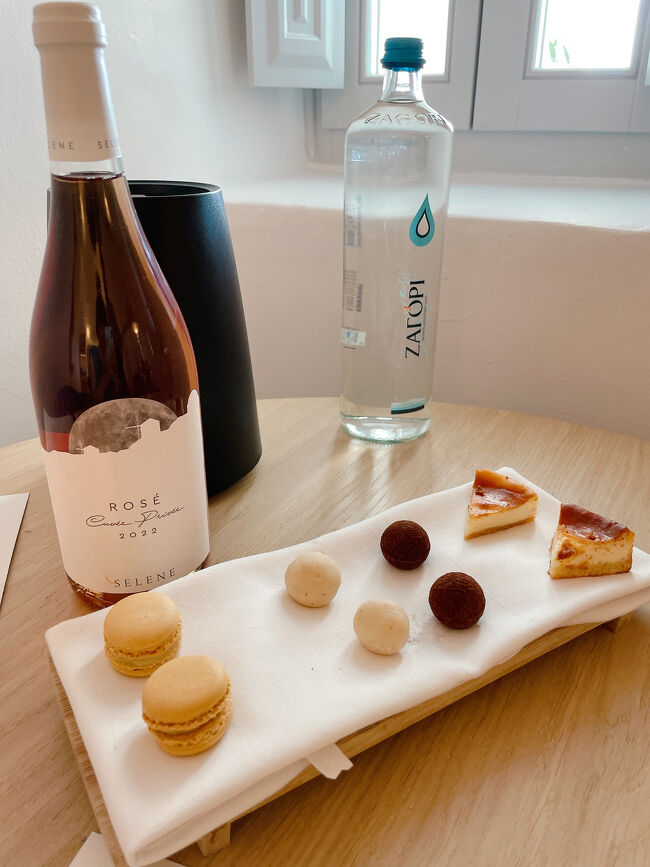 テーブルの上にはボトルワインとスイーツが置かれていて、手書きのメッセージも添えられていました。素敵なおもてなしすぎます…！