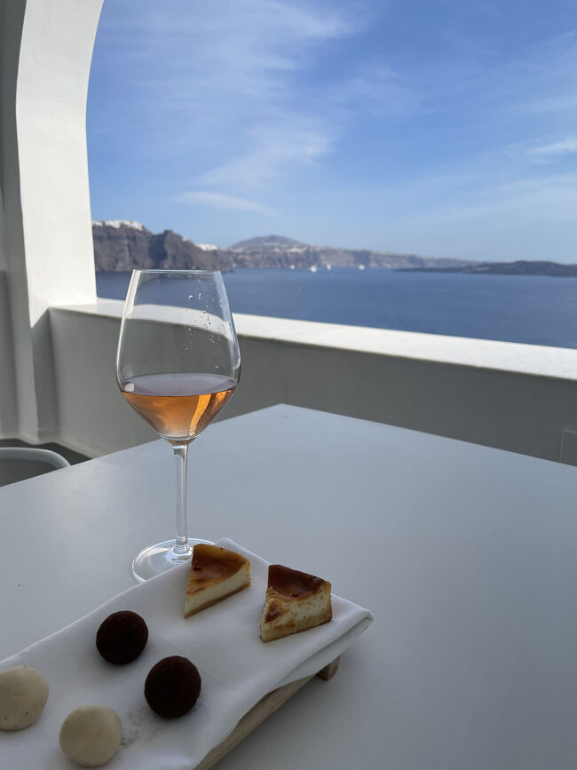 せっかくなのでテラスでワインとスイーツをいただくことにしました。<br />最高の景色を眺めながらのティータイム、ゆったりした気持ちになります。<br /><br />
