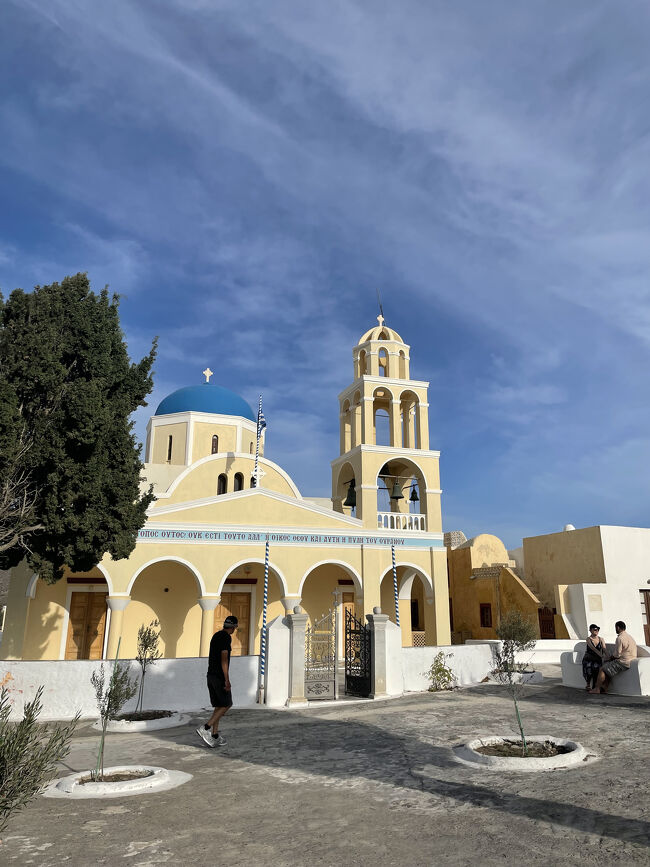 しばらくのんびりして街歩きに出かけることにしました。<br />ホテルの近くにあった教会。ブルーの屋根がサントリーニ！という感じです。