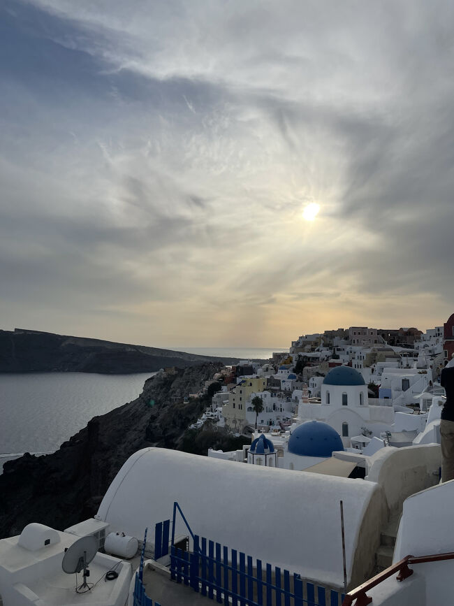 白い洞窟型の建物とブルードーム、エーゲ海…<br />ずっと見たかった景色が目の前に広がっていることに感動しました。