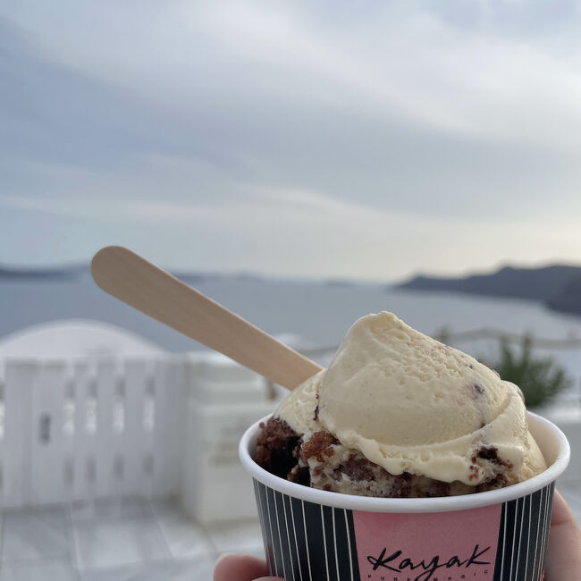 1時間くらい歩いて疲れたのでアイス休憩。<br /><br />サントリーニ島といえばエーゲ海に沈む夕陽が世界一美しいと評判なので、日没の時間を調べて夕陽を見ることにしました。<br />夕陽がよく見えるスポットは観光客で混み合い、早くから場所取りをしないといけないと聞いたので、ホテルのテラスから見えるのでは！？と思い部屋に戻ることにしました。