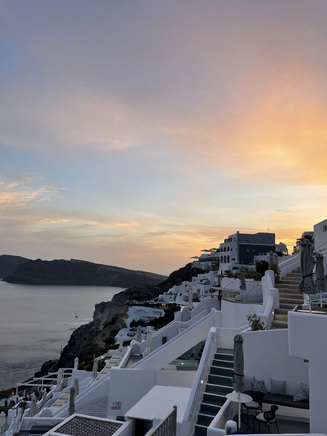 部屋から日が沈むであろう方向を眺めます。<br />だんだんと空が夕焼け色に染まっていきいよいよ日没の時刻。<br />あれ、見えない…？<br />太陽の沈む方角を間違えていて、夕日は沈む前に島の影に隠れてしまいました…<br />エーゲ海に沈む夕陽、見れず…<br />詰めの甘さを反省しました…。