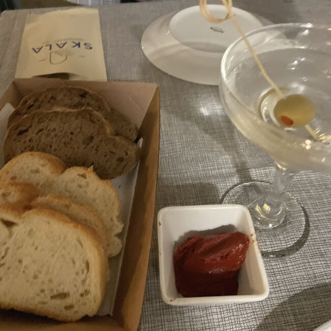 最初に運ばれてきたパンと、パンにつけて食べるトマトペースト。<br />このトマトペーストがとてもおいしかったです！<br />それとギリシャで食べるパンはどこのお店もふわふわで、ヨーロッパのパンは硬いイメージだったので驚きました。ふわふわのパン、美味しい…