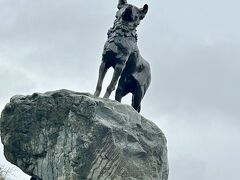 こちらはバウンダリー犬の像。
教会の近くにいらっしゃいます。

