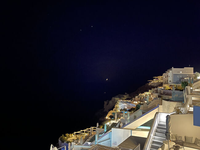 空には月が見えました。<br />サントリーニ島も1泊だけなので、この風景を目に焼き付けます。<br /><br />明日はフィラの街に行って、午後の船でアテネに戻る予定です。<br /><br />ここまでお読みいただきありがとうございました。