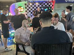 Nineteen Cocktail - Baywalk

01月01日（水）　　

ところが待てど暮らせど注文した飲み物が来ず・・・
またしてもタイあるある・・・
結局楽しそうな周りの雰囲気を味わっただけで残念（涙）
まぁ料金の請求無しだったからいいけれど

