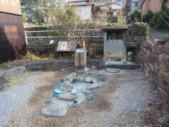 上の川湧水から山裾の道を南に辿ると5分もかからずに雲仙小浜炭酸泉があります。