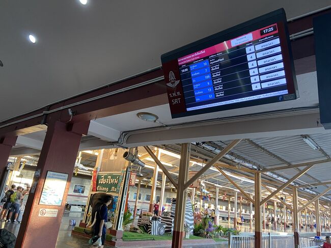 チェンマイを発ちバンコクまで帰る時<br />泊っていたコンドミニアム前から<br />赤い乗り合いトラックの運転手さんに<br />チェンマイ駅までの値段を尋ねると150Bだと言われました<br />足元見る金額だったので<br />即、お断りしました<br /><br />スーツケース引いてるからってボリやがって・・。<br />何年前かトゥクトゥクでは50Bで行ってくれたよ<br /><br />今回はグラブを使いましたが89Bでした<br />ばばあが泊まっていたのは<br />「アストラコンド」という<br />シャングリラホテルのすぐ南のコンドミニアムです<br /><br />そんなに特別遠いわけではありません<br />ばばあが歩ける距離です<br />チェンマイ駅まで1.5キロくらいです<br /><br /><br />そして、画像は、チェンマイからバンコクへ帰る時の<br />チェンマイ駅の電光掲示板です<br /><br />行きと違い20分前からしか改札が開かないという事もなく<br />早めに乗れました