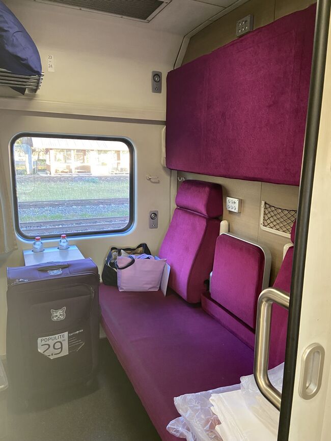 相変らず、準富裕層が乗る１等寝台は改札から一番遠い・・・。<br />既に乗っている客がばばあを見ている<br /><br />くそ～。行きもだが帰りもどれだけ歩かせるんや<br />これ、クレーム出らんのか？<br /><br />帰りは下段を取れました<br /><br />