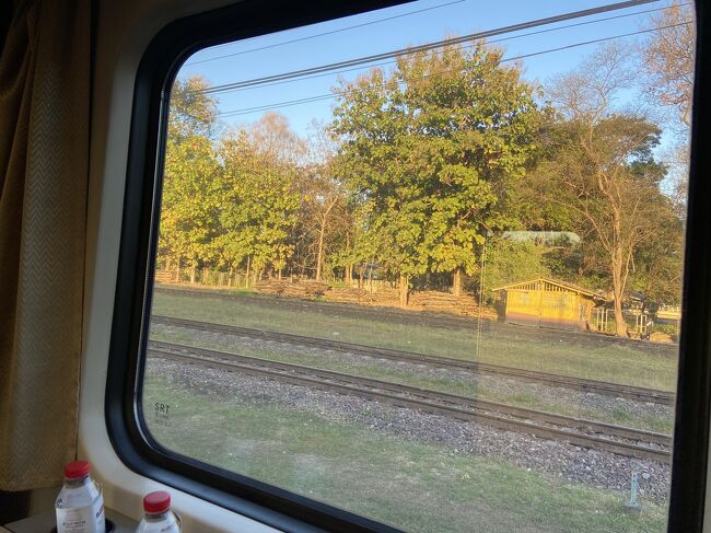 夕方18:00<br />音もなく出発<br />まだ明るいですね<br /><br />バンコク到着は翌朝07:00です