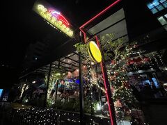 Adelphi Suites Bangkok

01月02日（木）　　22:30

サービスアパートメント併設のレストラン「Monsoon」
夜はネオンが輝いて日中とは違う雰囲気

お部屋に戻ってホッと一息～～♪♪

続きは
★タイで過ごす年末年始・バンコク編～～♪♪
　（リベンジのカオマンガイ＆カフェ巡り＠アーリー：1/3午前）
　https://4travel.jp/travelogue/11952649


