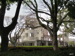 目の前すぐ原爆ドーム。