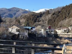 この前編は『2025年1月冬の週末一泊一人旅～群馬県みなかみ町赤谷湖周辺の温泉巡り①：湯宿温泉～』です。
https://4travel.jp/travelogue/11948143

旅の1日目、1月18日（土）に宿泊地の手前の湯宿（ゆじゅく）温泉で途中下車して、昼食と立ち寄り湯をしましたが、ウッカリして乗車予定の14時43分発の猿ヶ京行きの路線バスに乗り遅れてしまいました。

次のバスは16時16分発で1時間以上バスが来ません。
