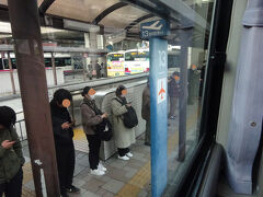 八王子駅北口バスターミナル着。
ここに並んでた人は普通に路線バス利用の人たちだったようで･･･
なんと、ここから乗って来たのもたったの２人だった。
合計３人で確定。25人も乗った半月前とはエラい違い。

・高崎駅に寄らなくなったのでビジネス客がいない
・紅葉シーズンが終わって観光客が少ない時期の平日
・朝早い便
が重なったと思うんだけど･･･
次便、8:25に出る西東京バス便はどうだったんでしょうね。