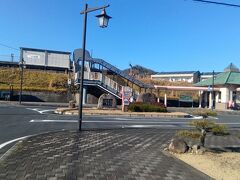 右の緑屋根の建物は待合室になります。改札外にトイレあります。