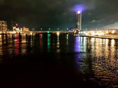 少し、夜の新潟を散策します(^^)

萬代橋の上から信濃川下流側（朱鷺メッセ側）を…