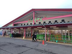 赤湯ラーメン龍上海でお昼を予定してましたが、ちょっと早いのでお土産の予習に「よってけポポラ」