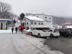 今回の目的は「樹氷を見る」こと。
この駐車場につくまで、車にも出会わず、空いてるの？と停めてみたら
いやいやどこにこんなにいたの？ってくらいの人。
しかも日本語聞こえない。

あまり天気がよくなさそう。