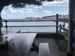 続いて奥武島（おうじま）へ
お腹がすいてきたので
橋を渡る前にランチタイム
向こうにみえるのが奥武島