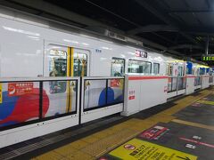 環状線で鶴橋まで行き、近鉄に乗り換えます。
大阪万博のラッピングトレインのようです