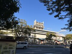 奈良に来るといつも気になっていた建物・奈良県庁です。戦後モダニズムの建築で竣工は昭和４０年。

真ん中の塔屋が特徴的ですね。