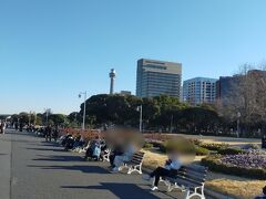 たくさんのベンチが並んでいます
今日は暖かいのでここで ひなたぼっこ をしたり ランチを食べたり 休憩している人が たくさんいます