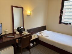 ホテルインペリアル香里園。香里園駅から徒歩4～5分のホテルに1泊。ホテル付近の郷土料理やさんは定休日だったので、駅前のスーパーで夕食の買い物をして内食。この日は早めに休みました。