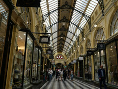 ロイヤルアーケード
1870年に造られたメルボルンで最古のアーケードとか。
パリのパッサージュのような雰囲気が漂うアーケード。