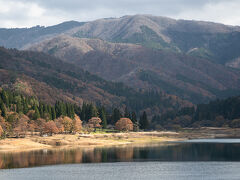 橋のところまで戻ったところで道端に駐めて撮った写真。思ったことは間違ってなかったけど、ここから先に行かなくても良かったなぁというのが振り返っての感想。

ところでこの橋は箱ケ瀬橋（夢のかけ橋）というそうだ。何でも瀬戸大橋を建設するとき試作として架けたものとのこと。確かに姿はそのままだった。橋の写真は撮ってない。

少し行ったところに駐車場があったので駐めてみた。大谷区「ふるさとの碑」というのがある。