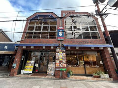 ホテルに荷物を置いて散策開始。
ちなみに今回の旅はすぬ氏の行きたいところをメインに回るのでいきなり聖地巡礼ですw
推しアイドルがYouTubeで来たというパン屋さん。
外観可愛いー。