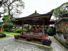 王宮に向かって歩く