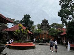 王宮に到着
特段、見るものは無く・・・　YoutuberなのかTiktokerなのか、王宮内でダンス？動画撮影していた中国人っぽい女性が警備員に追い出されてました・・・