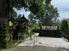 マーケットで孫たちに土産を買って、GOA　GAJAM遺跡に向かいますが、渋滞のひどいこと。３～４キロの距離なのに、小1時間。
この時点で6時間チャーターの時間超過が確定。