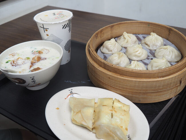 冰豆漿、鹹豆漿、小籠包、蛋餅を食べました<br />やっぱりおいしいー！