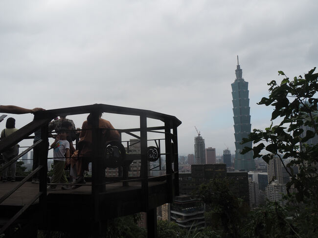 こちらはまた別の景観台みたいなところ<br />本当はまだ頂上ではないのですが、もう暑いのと、汗でびちゃびちゃなのと、体力の限界がきたので、正規ルートで降りることにｗ<br /><br />このとき夫はサンダルだったのですが、結構な人に二度見されたらしいｗｗ<br />でも他にもサンダル仲間の方がいた。