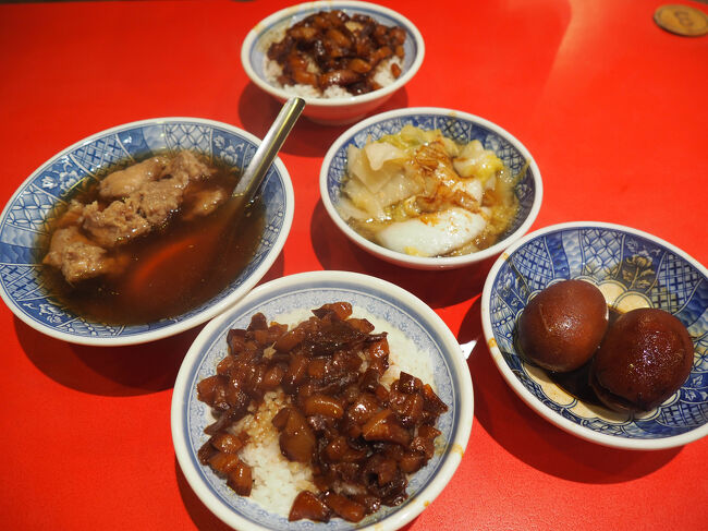 ルーロー飯、白菜の煮物、煮卵、スープを頼みました<br />ここかなり私好みの味でした！！<br /><br />スープが特徴的で、きゅうりの漬物が入ってます。（きゅうりのキューちゃんみたいな）それがいいアクセントになって美味しかった