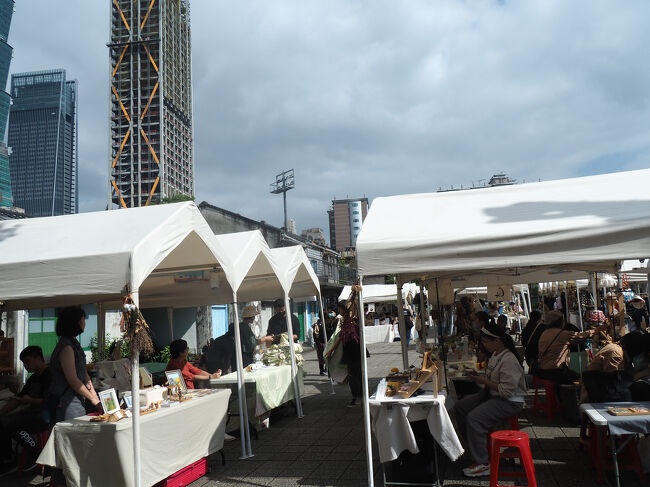 お休みの日はこういうお店のテントがでているみたい