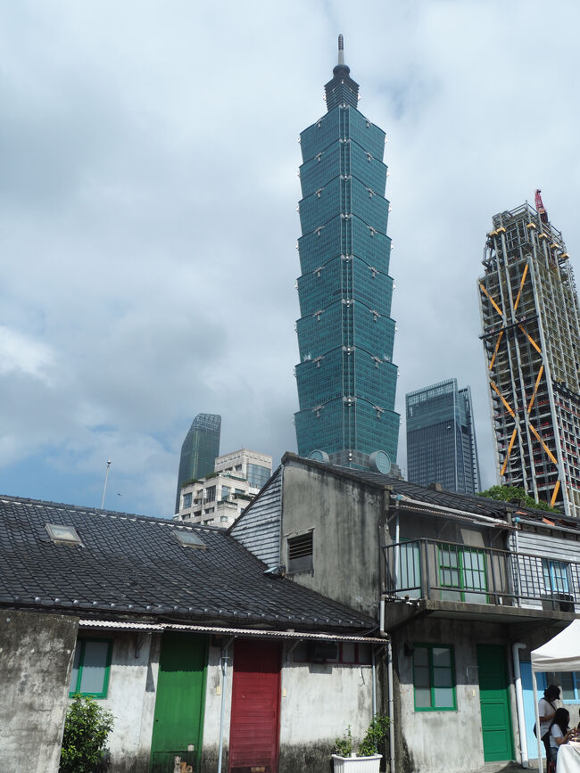 台北101をバックに<br /><br />特に見るものがなくて、お店でお土産見ながら少し涼んですぐ退散