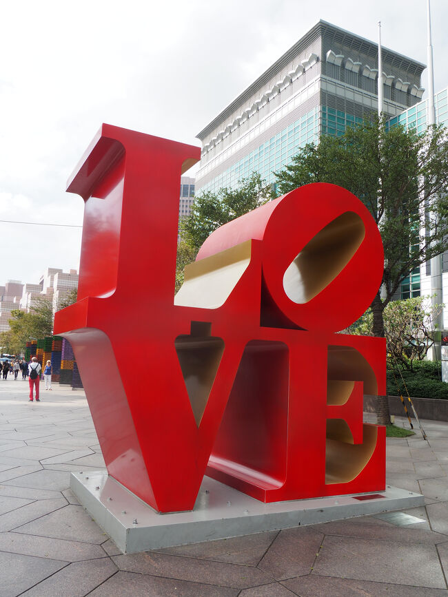 台北101に戻ってきて、スタバで売ってる台北101限定のマグを買いました