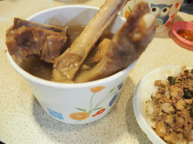 排骨スープ。おいしいー！！日本でも飲みたい。<br />薬膳の味なので、苦手な人は注意<br />