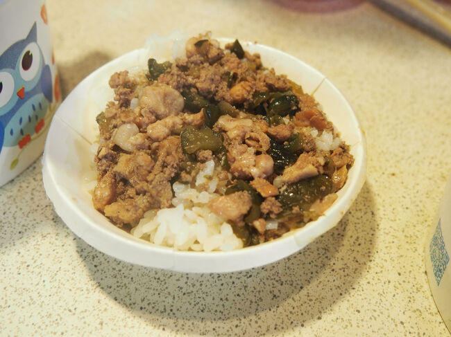 そしてルーロー飯。<br />ここのルーロー飯はトロトロ系ではなく、ひき肉にきゅうりの漬物が入ってた！これはこれですごく美味しかった！