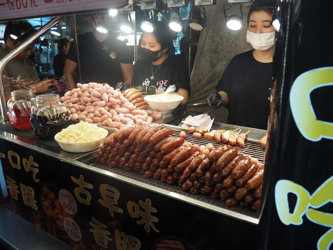 夫が好きなソーセージ屋さん。<br />今回は私も自分の分を買いました