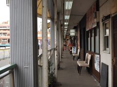 自由が丘デパートの二階へ上がってみる。

奥の寿司屋は以前、ステーキを食べている赤いドレスの女性に遭遇した不思議な店だ。なぜ、寿司屋でステーキなのかと問うと魚が食べられないから、と言われたのを思い出す。もちろんメニューにはステーキはない。

前菜が多すぎて焼き鳥までたどり着けない焼き鳥店や、予約して訪れると店が閉まっていたおでん店等、自由が丘デパート周辺には変な思い出が多い。