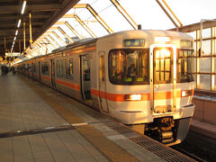 16:50 岐阜駅
夕映えの快速

